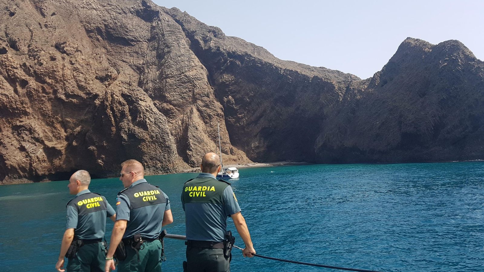 La Guardia Civil avista el fondeo de una embarcación.