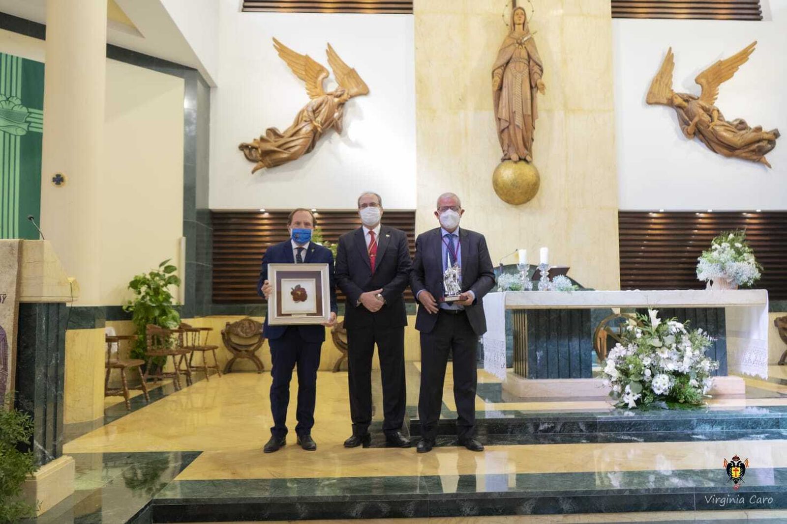 La hermandad de Zamarrilla de Málaga entrega su rosa de la virgen a Manuel Mendoza