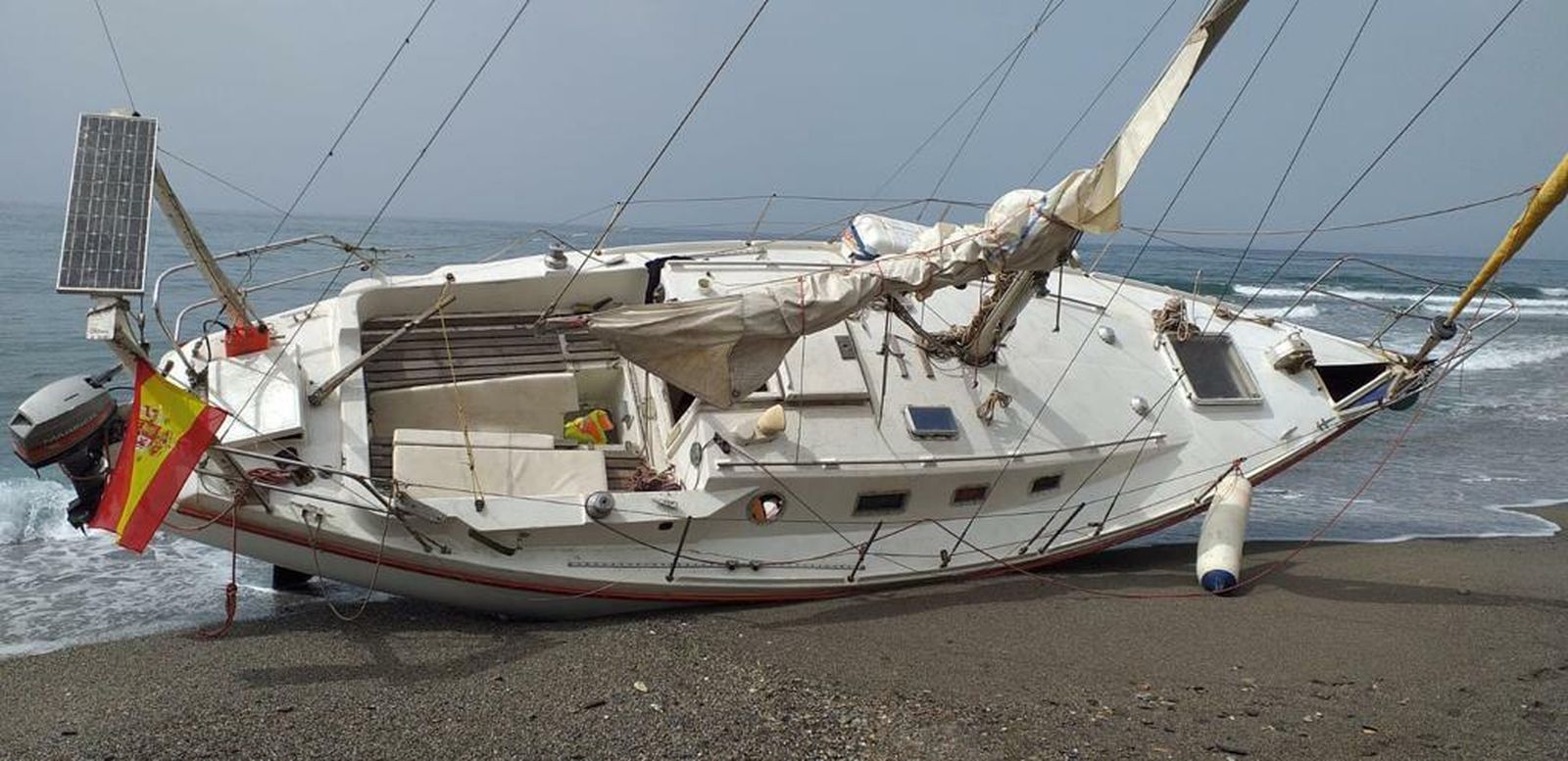 El velero encontrado en la playa