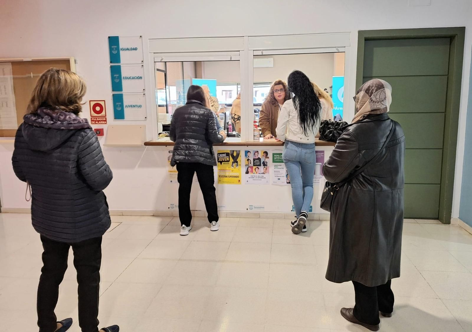 Varios vecinos en el servicio de atención sobre la ZBE.