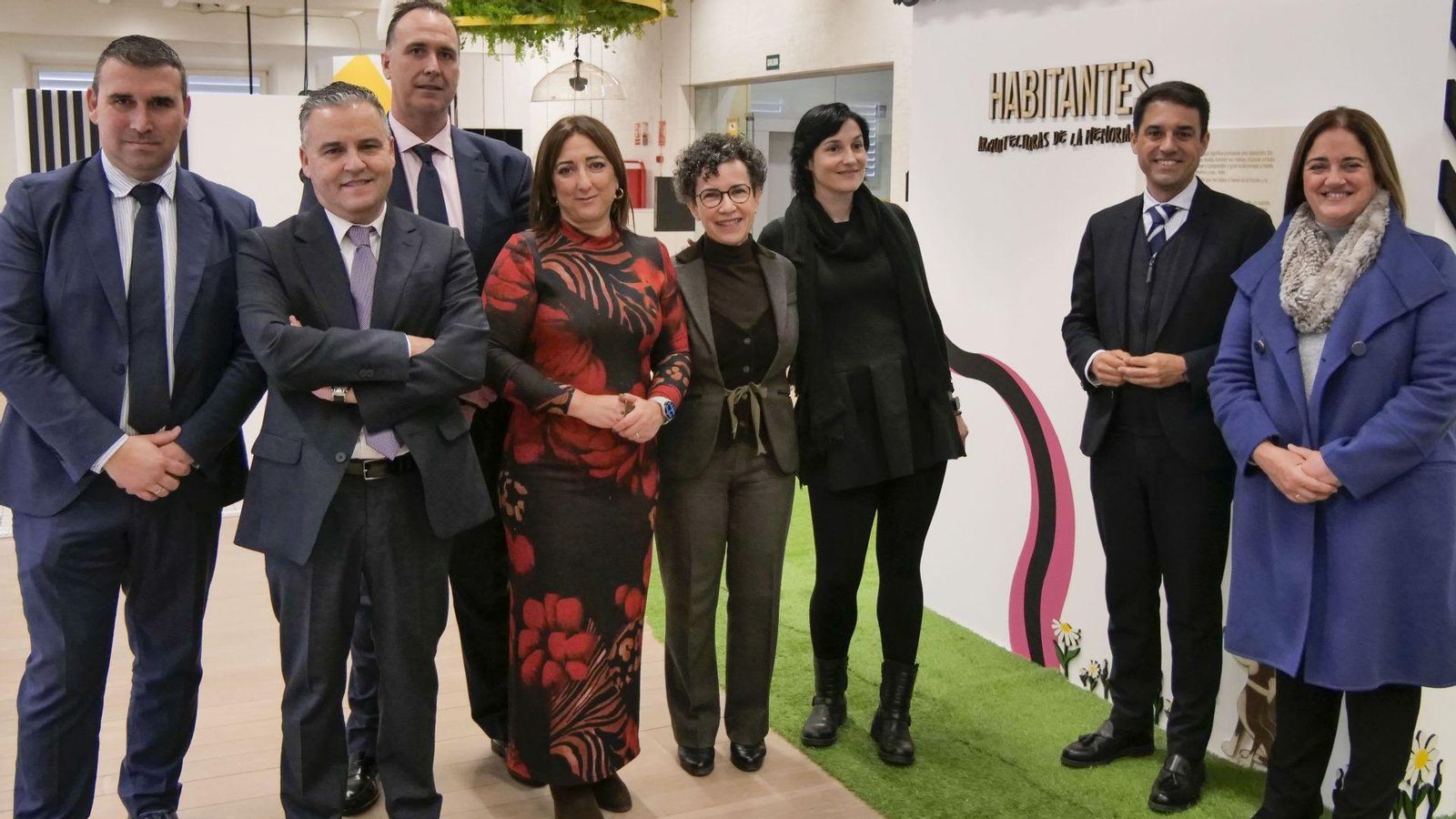 En el acto inaugural han estado presentes la vicerrectora Marga Sánchez, la directora de la ETSA, Roser Martínez, el director de la Fundación Kutxabank, Leopoldo Izquierdo; y la comisaria de la exposición, Clara Peñalver.
