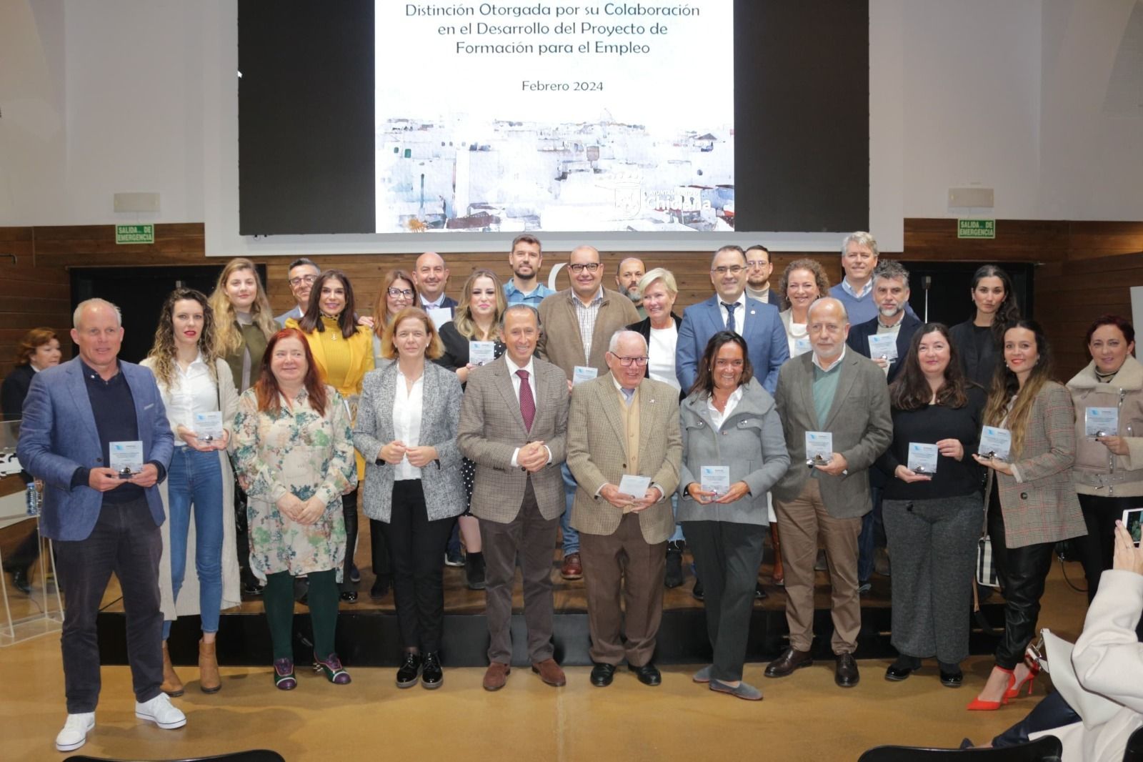 Autoridades, junto a algunas de las personas que han recogido esta distinción.