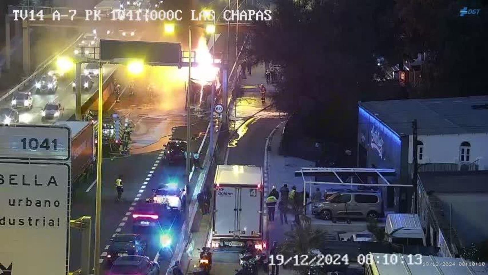 Los bomberos actúan en el punto del incendio, con la carretera cortada.