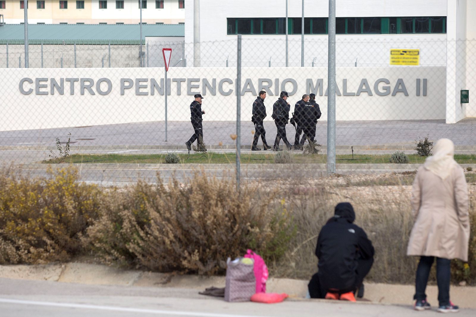 Familiares de las personas internadas en la cárcel de Archidona observaban ayer a un grupo de policías.