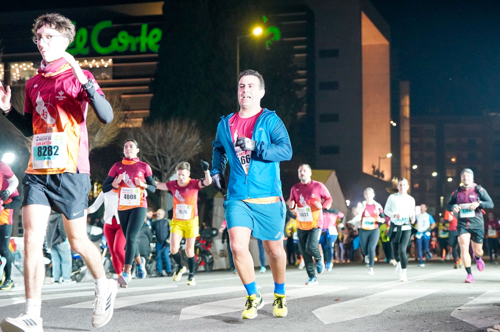 En imágenes: búscate en tu llegada a meta de la Carrera de San Antón 2026 (17)