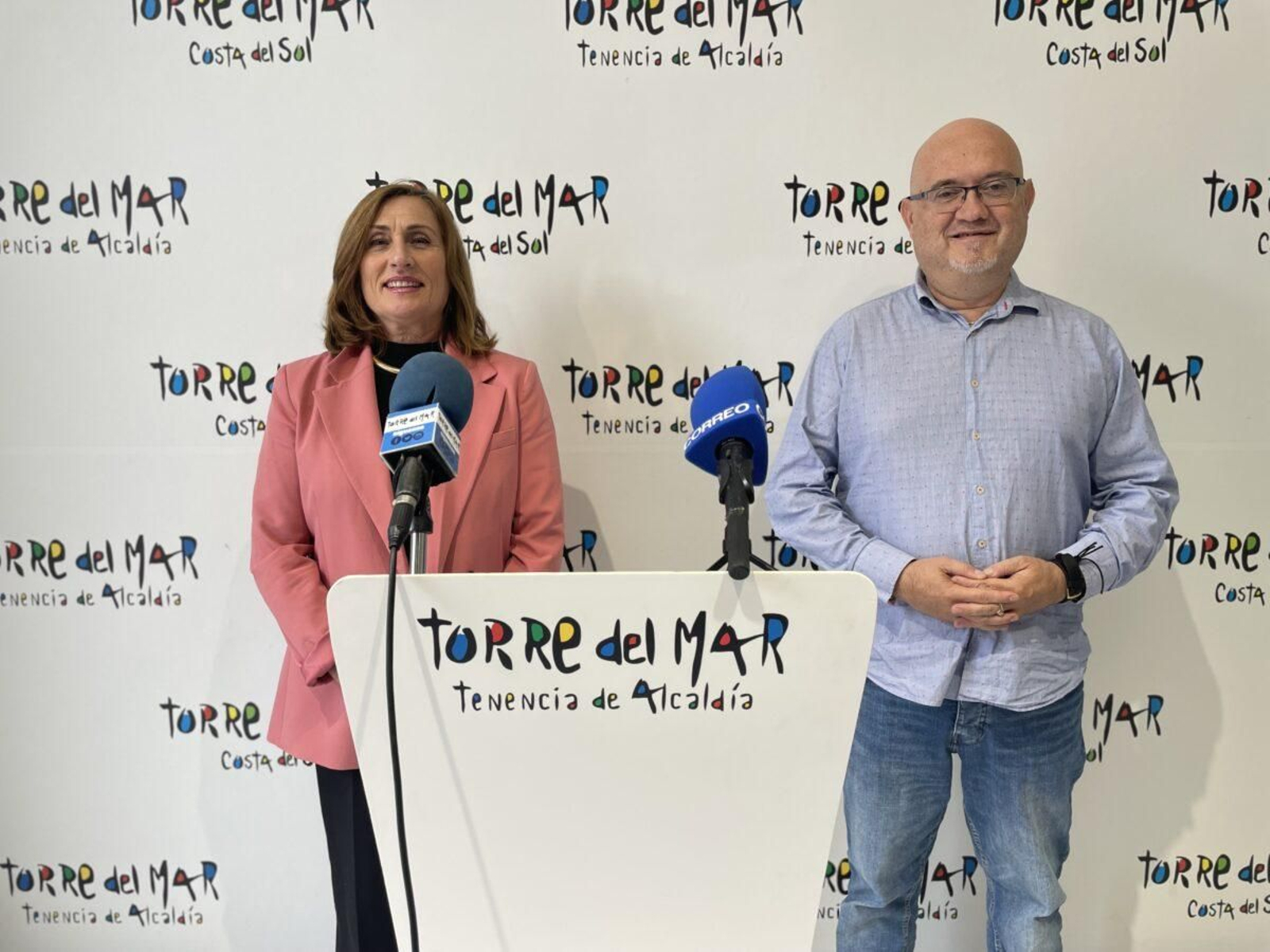 El teniente alcalde de Torre del Mar, Jesús Pérez Atencia, junto a la concejala de Industria y Comercio, Beatriz Gálvez