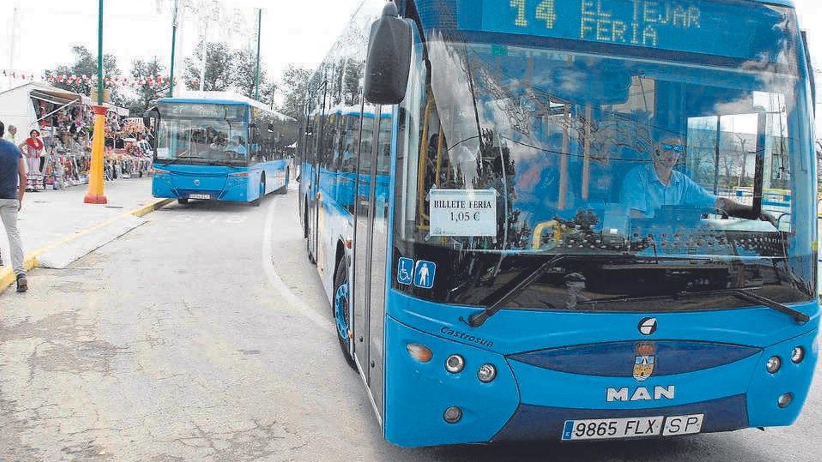 Uno de los  autobuses que tiene como destino la Feria.