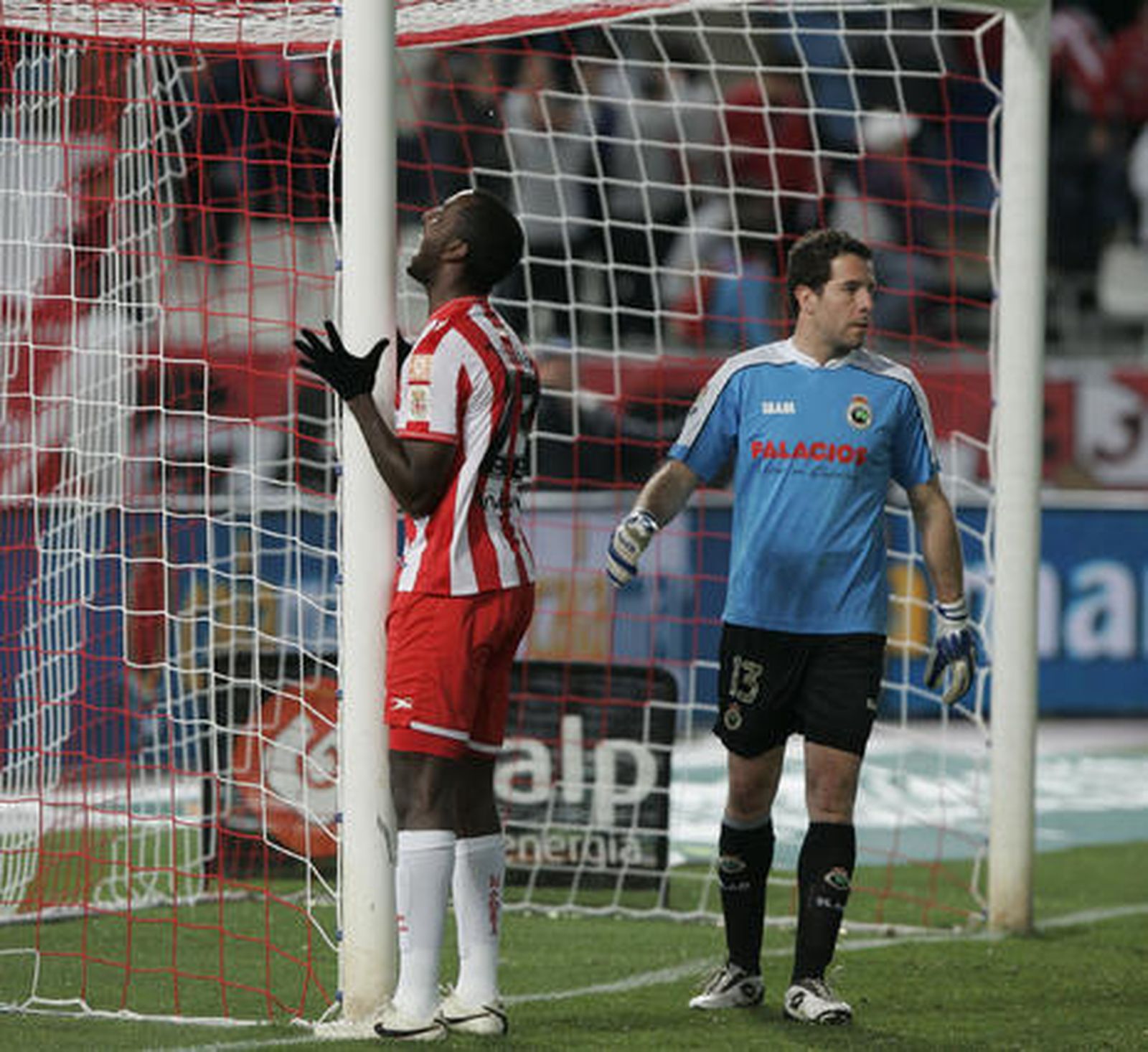 El Almería no pasa del empate en casa ante el Racing de Satander (1-1). / Javier Alonso
