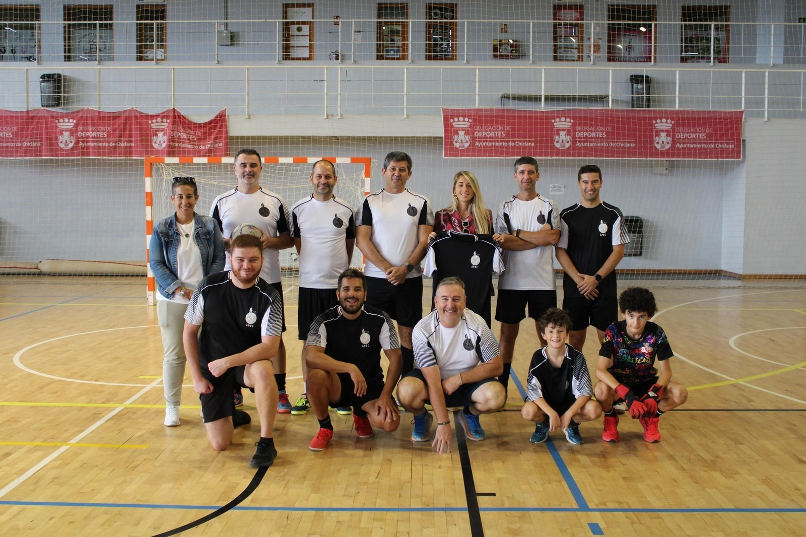 Foto de grupo en la pista del Pabellón Ciudad de Chiclana.