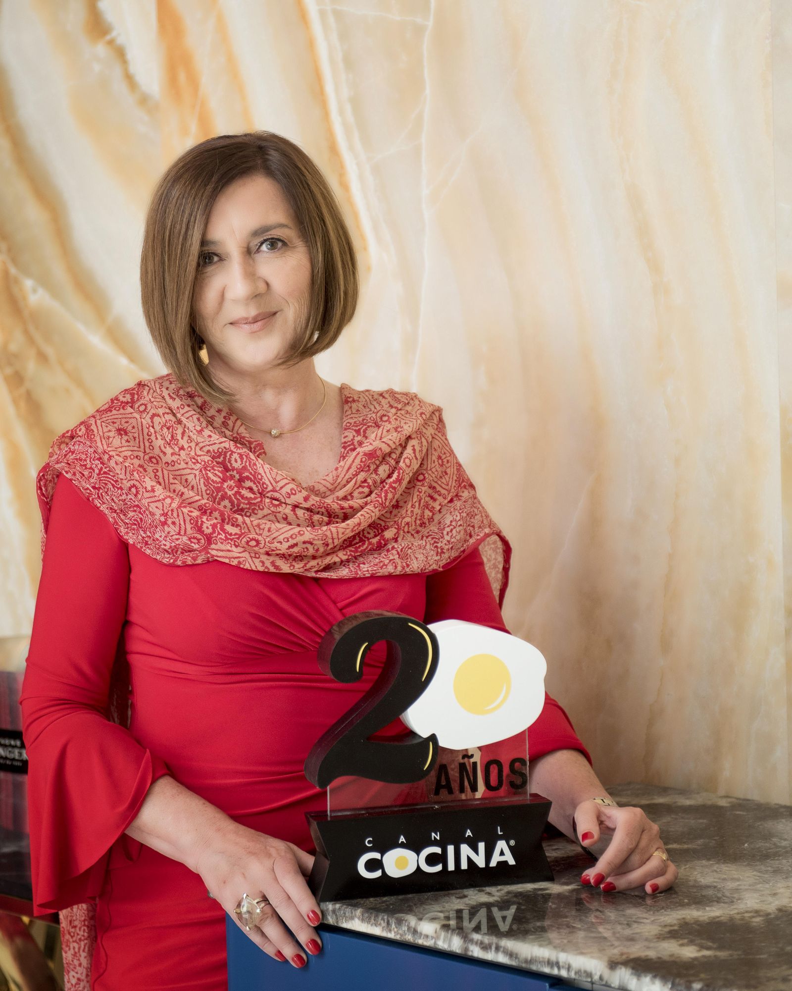 Mandi Ciriza, directora de Canal Cocina, con el logo del 20º aniversario.