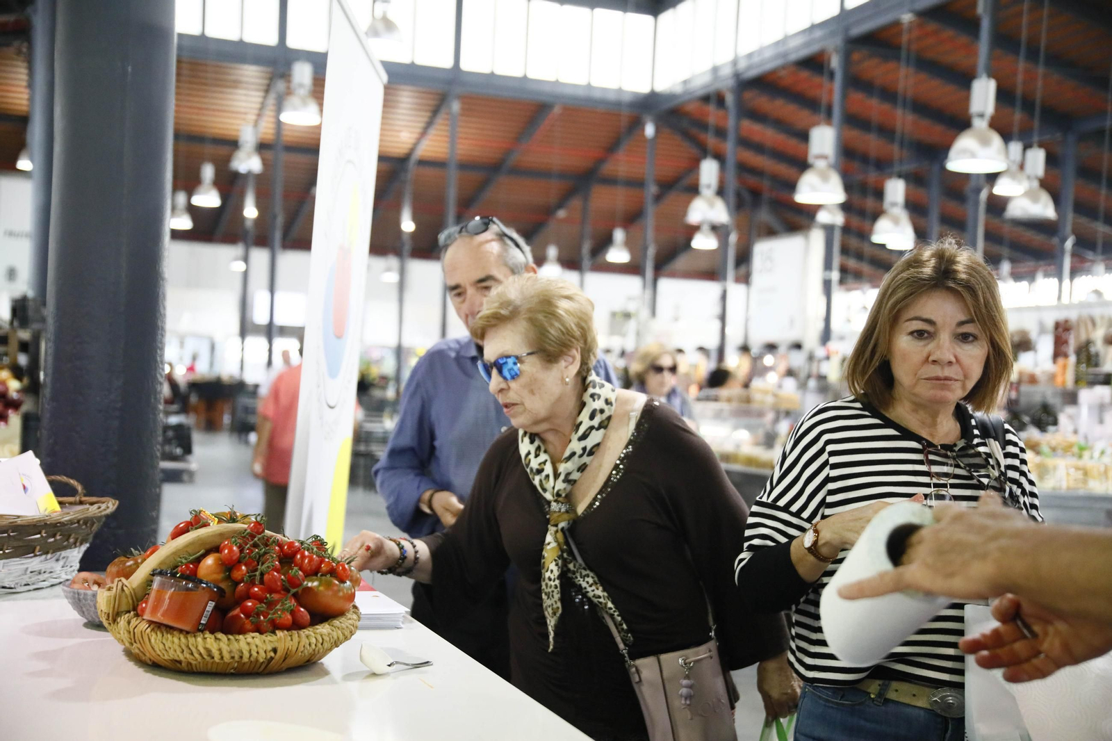 El tomate en el corazón de la cocina: Los martes gastronómicos en el mercado central de Almería, en imágenes