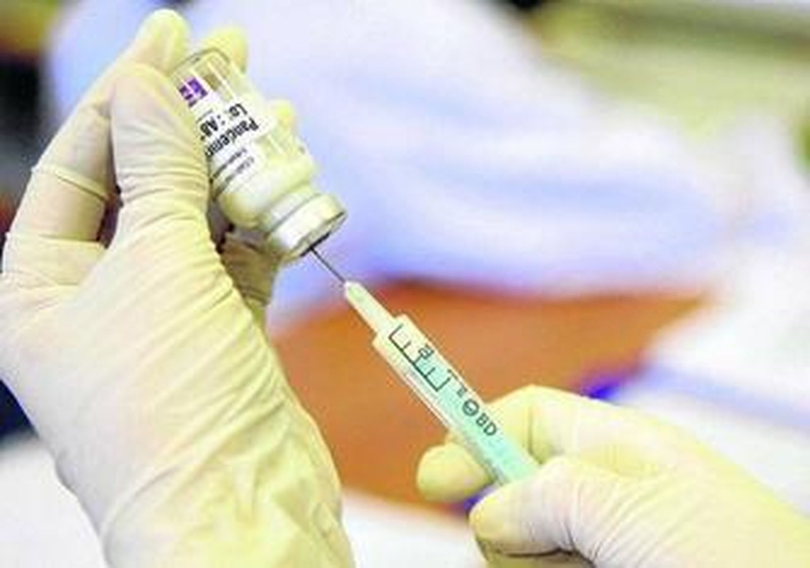 Una enfermera prepara una dosis para administrar a una paciente.