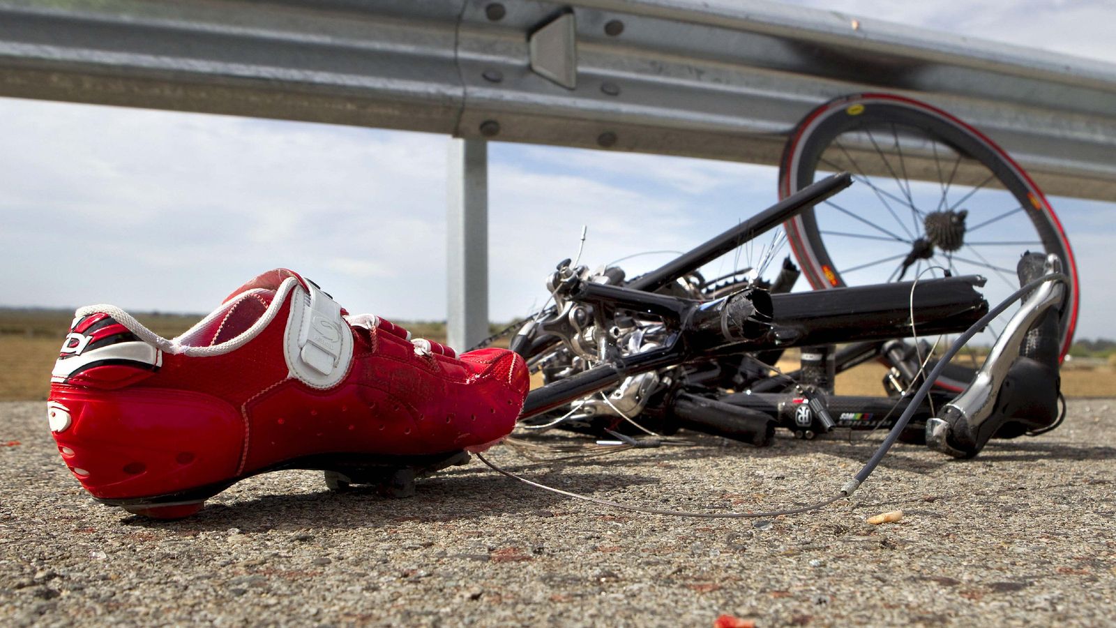 Restos del accidente en el que murieron dos ciclistas.