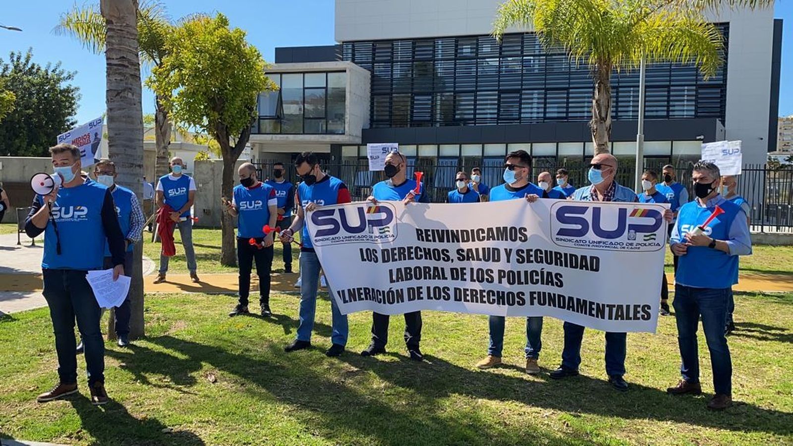 Un momento de la concentración de este viernes frente a la comisaría.