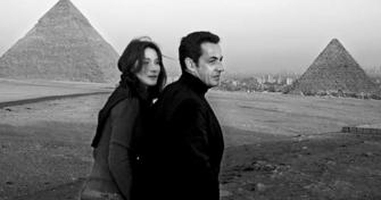 Sarkozy y Bruni pasean su amor por las pirámides de Egipto