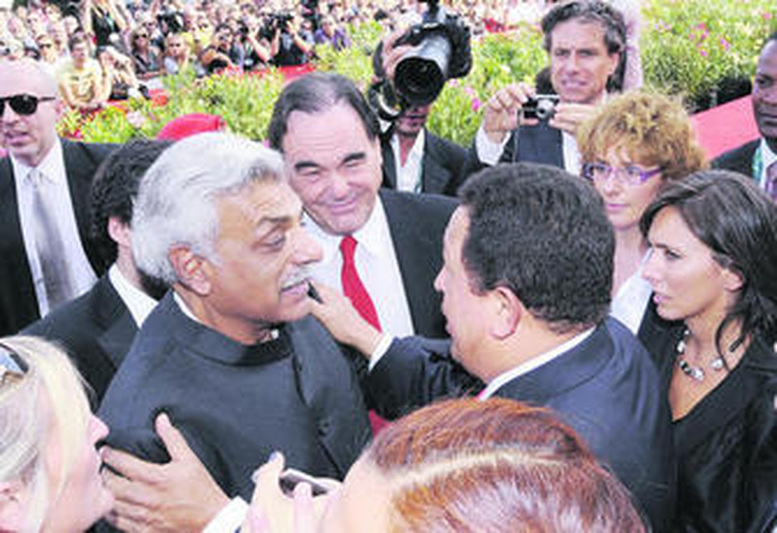 Hugo Chávez abraza al escritor y coguionista Tariq Ali ante Oliver Stone a su llegada a Venecia.