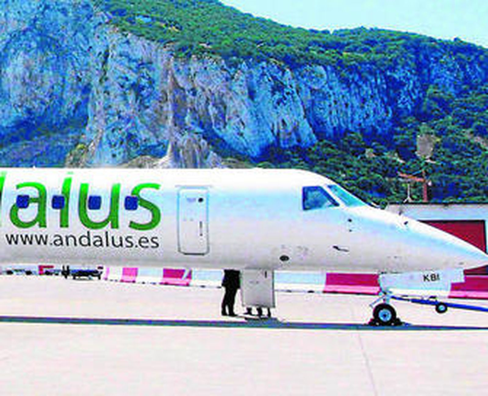 Un avión de Ándalus, en la pista de aterrizaje de Gibraltar.