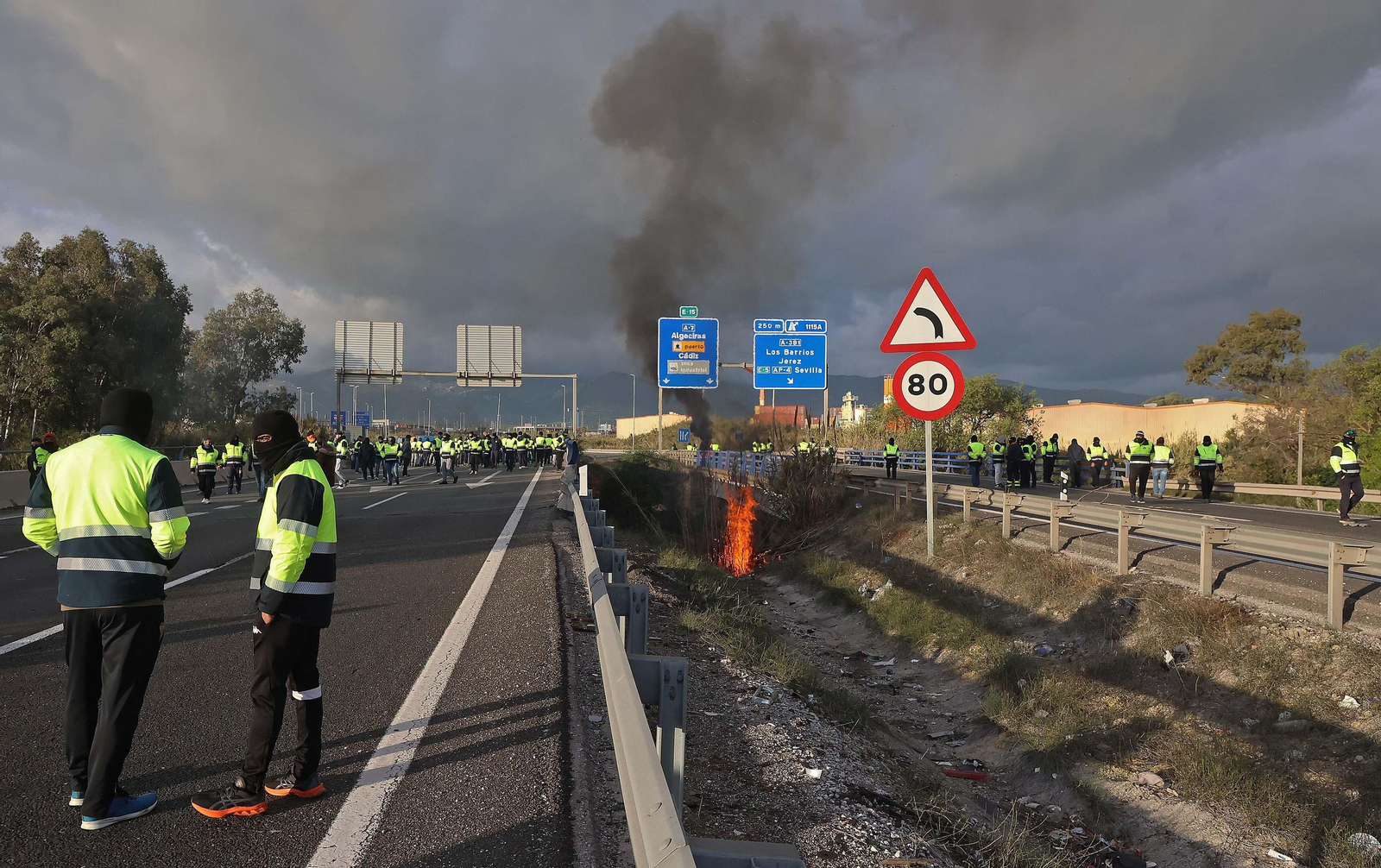 Imágenes del corte de la A7 por los huelguistas de Acerinox tras las negociaciones en el Consejo Andaluz de Relaciones Laborales