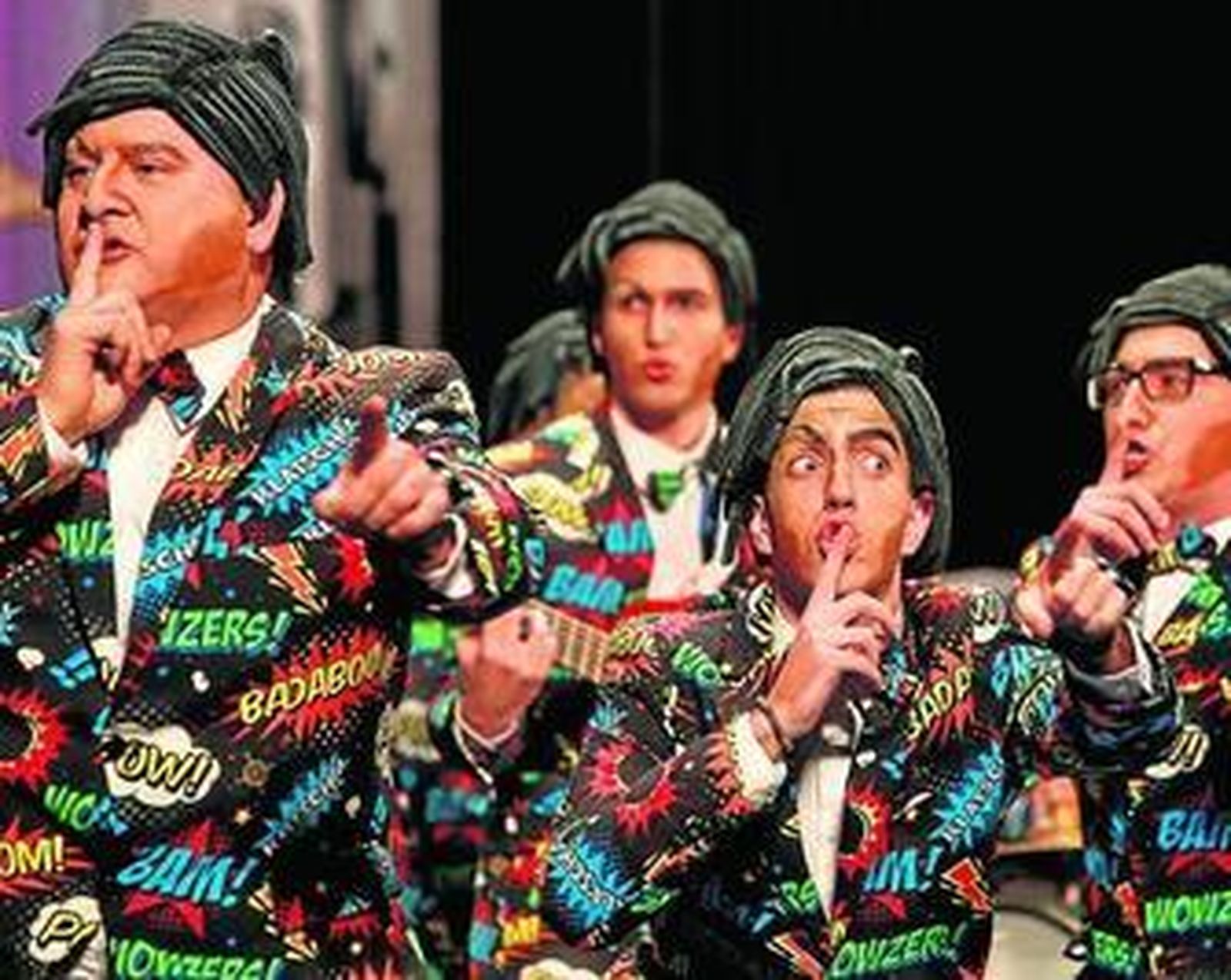 La chirigota algecireña 'Esto pa ti y pa mí', durante su actuación en el Falla.