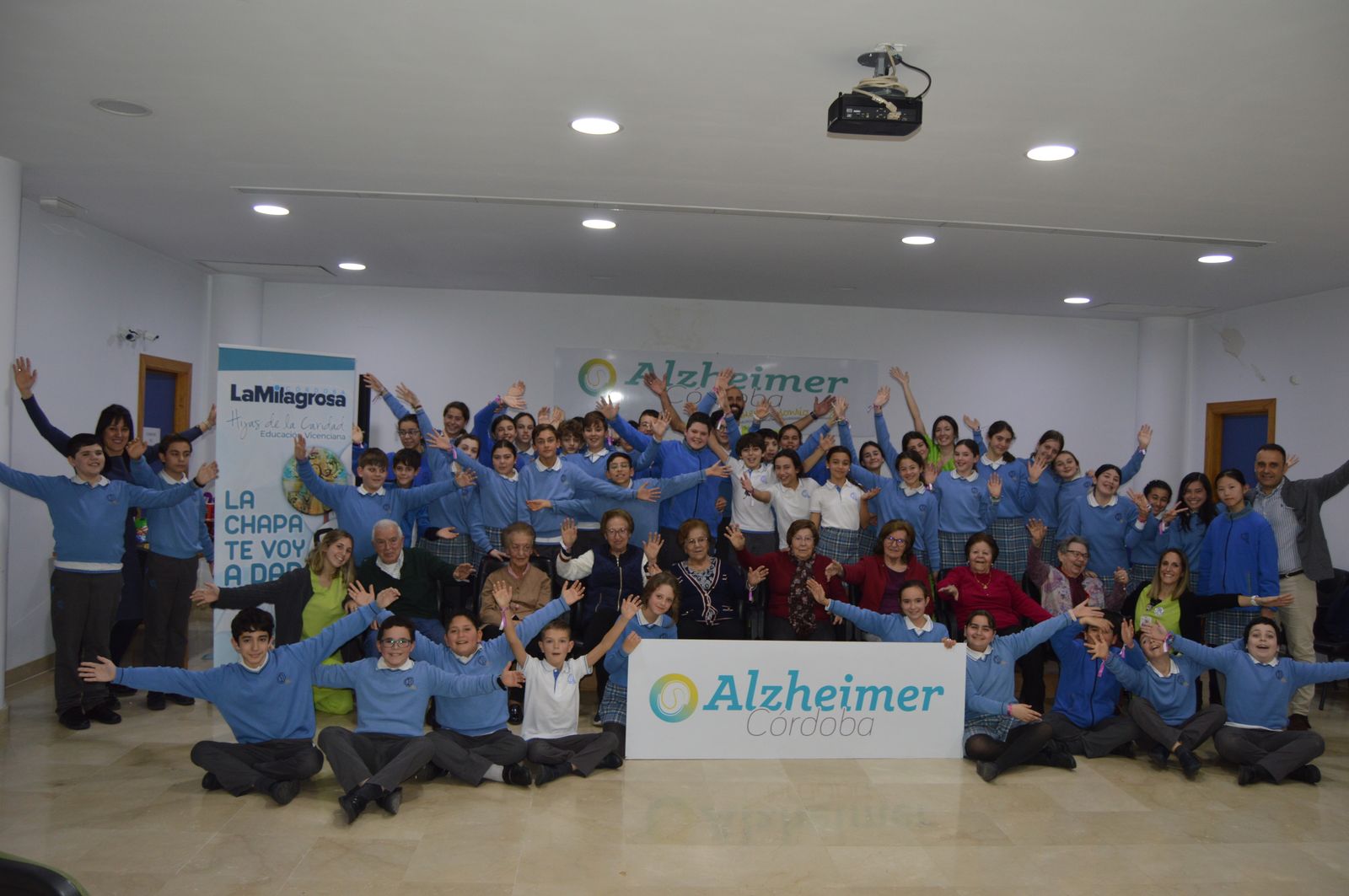 Los alumnos del colegio La Milagrosa, durante su visita al centro de Alzheimer Córdoba.