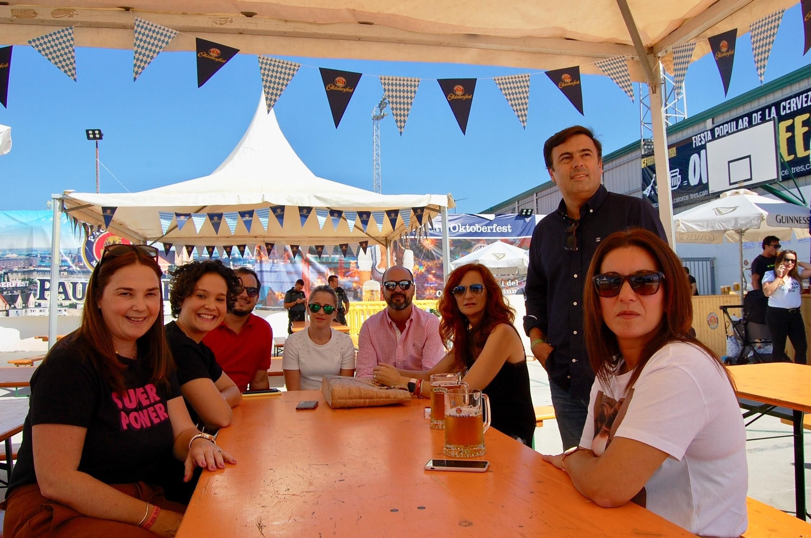 El alcalde barreño y concejales en la apertura del Oktobeerfest.