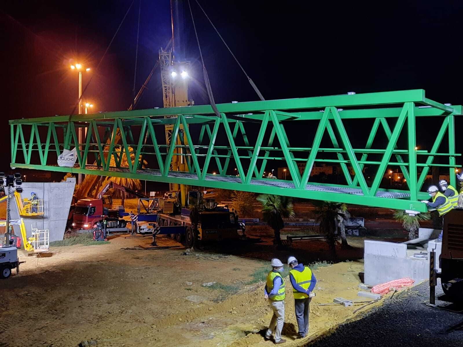La estructura de la nueva pasarela peatonal y ciclista, ya en Mairena del Aljarafe.