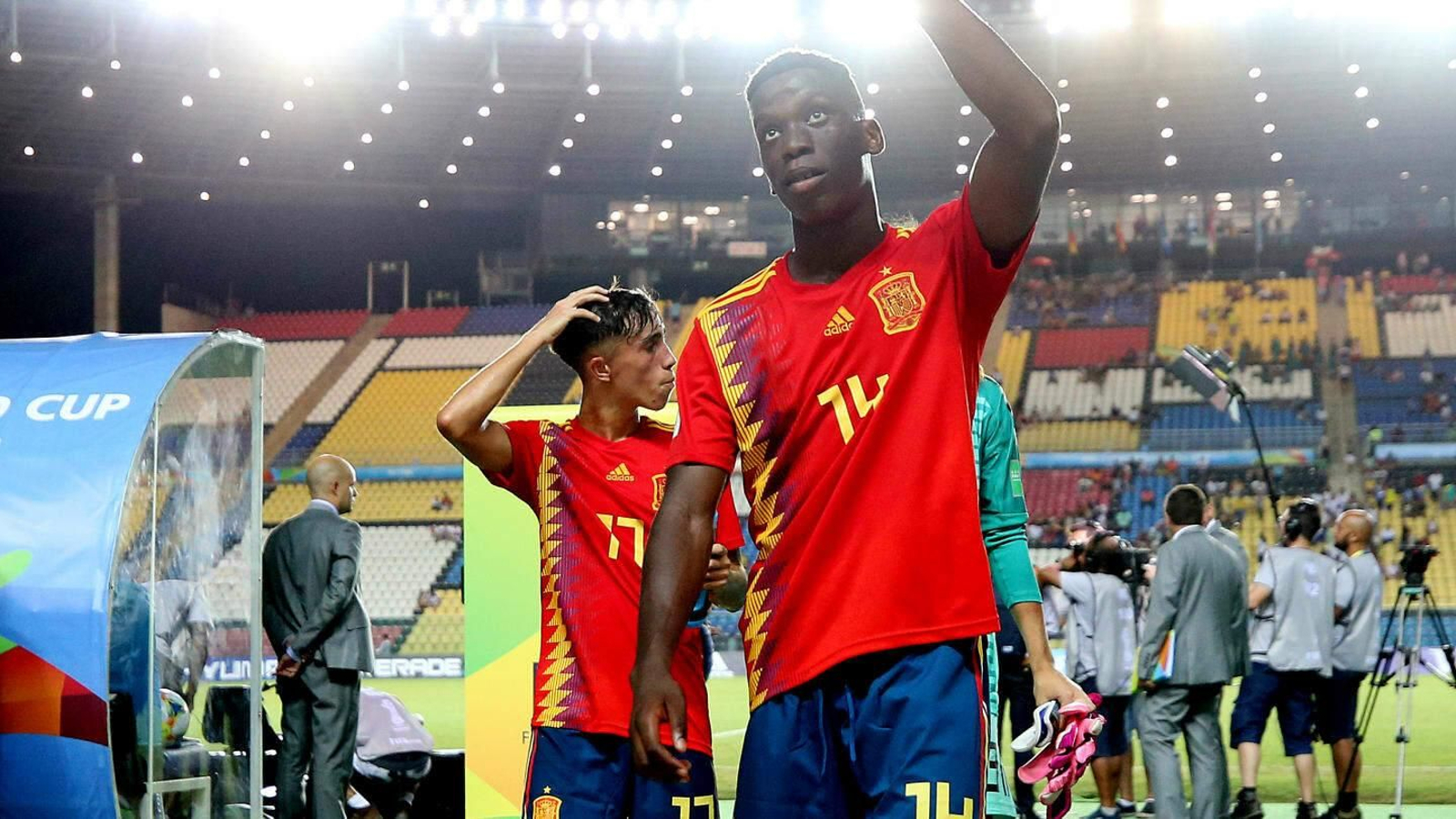 Larrubia, en segundo plano (dorsal 17), tras un partido.