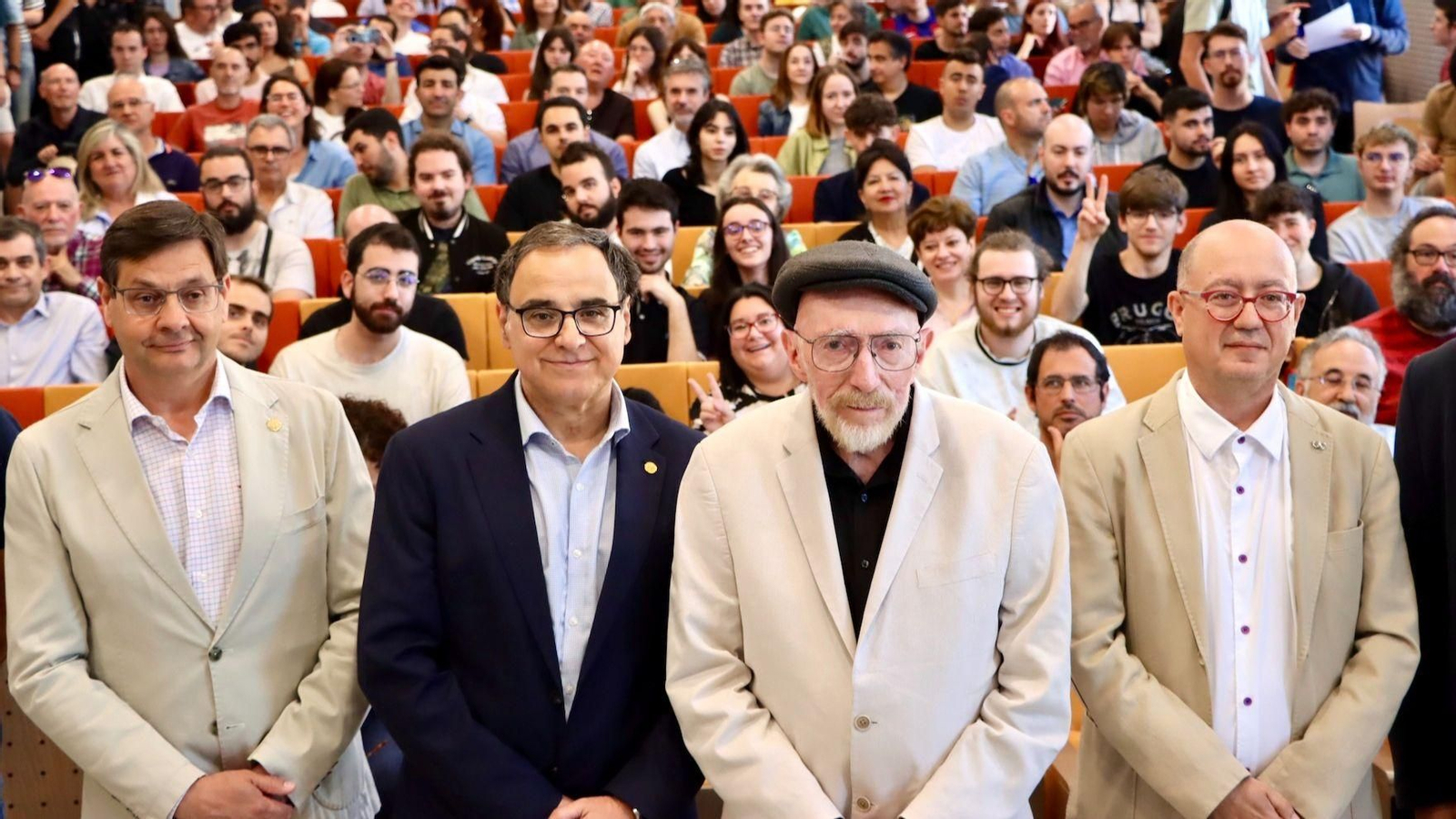 Kip Thorne cone l rector de la UAL durante su conferencia.