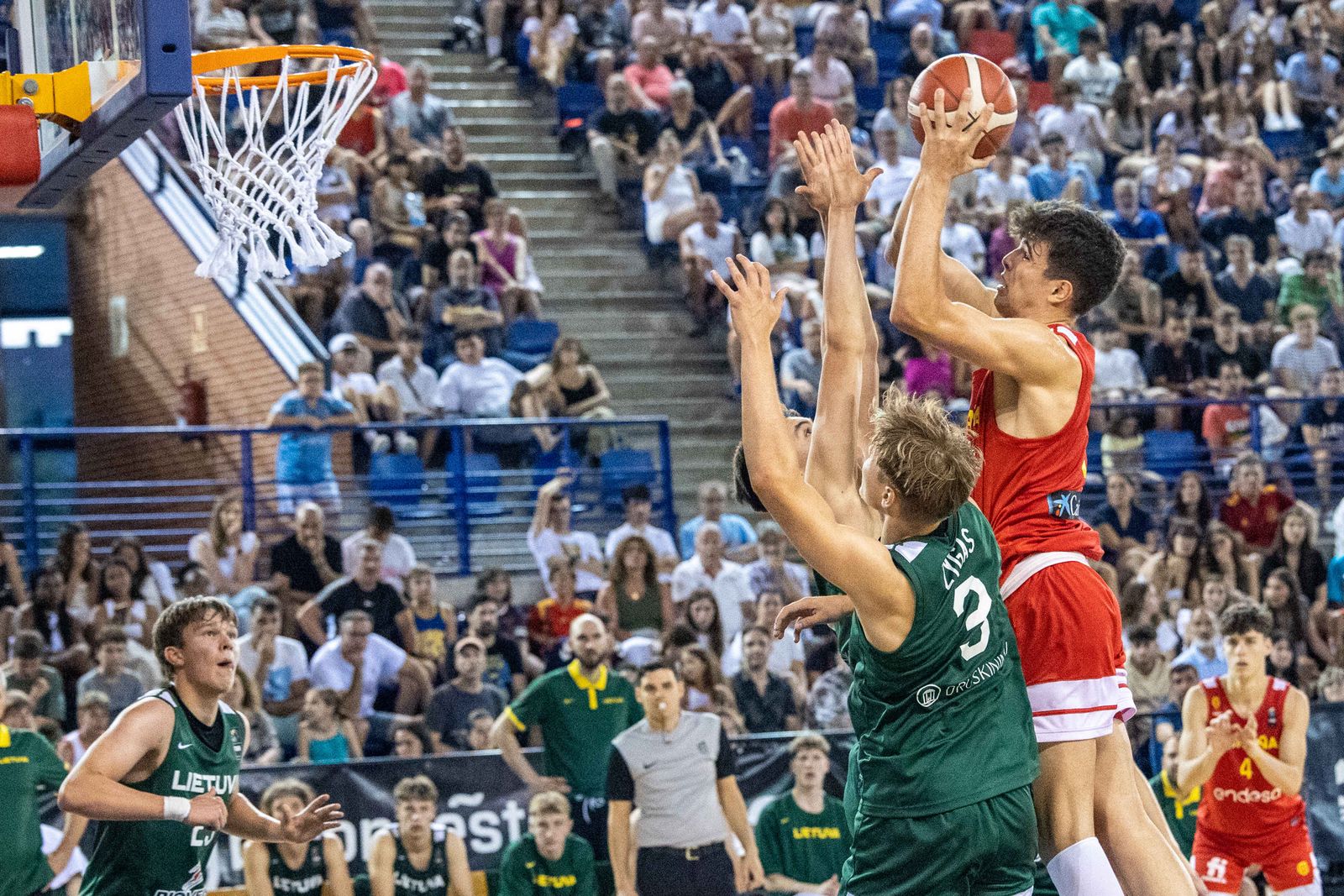 Hugo González lanza, con Saint-Supéry al fondo.