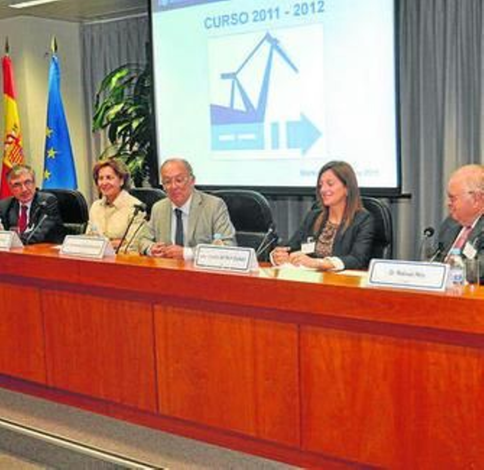 González Laxe (en el centro), durante la inauguración del Máster.