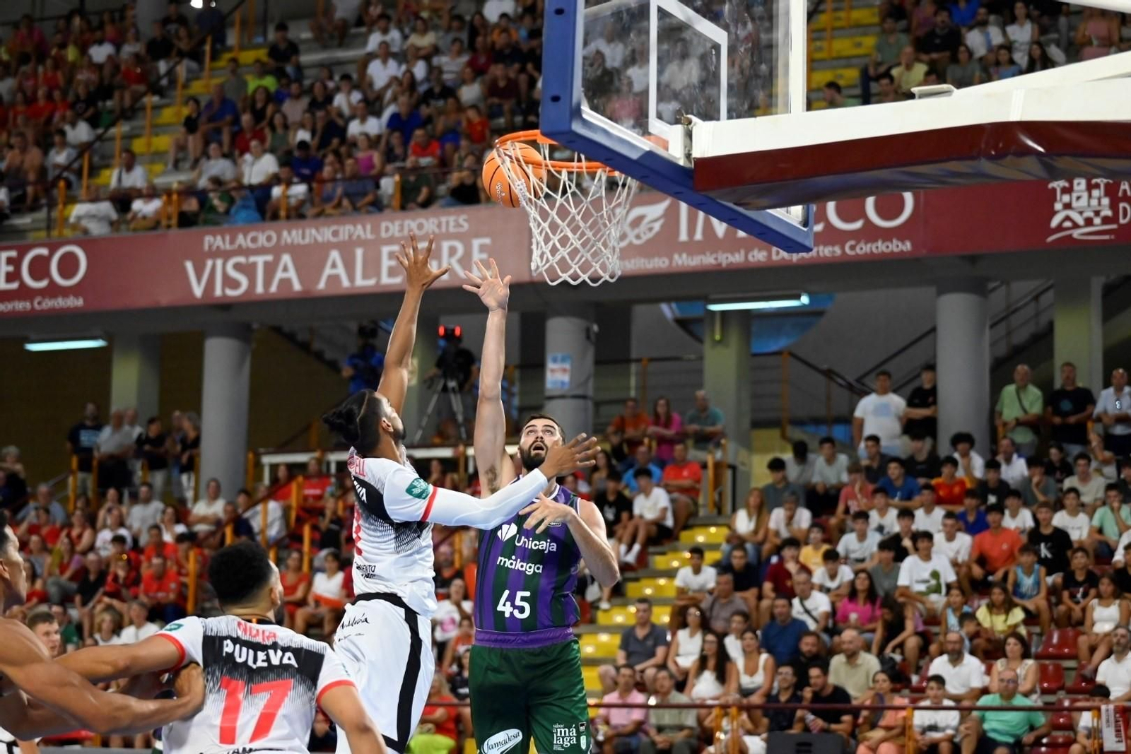 Lance del encuentro del año pasado entre Unicaja y Covirán Granada en Vista Alegre.