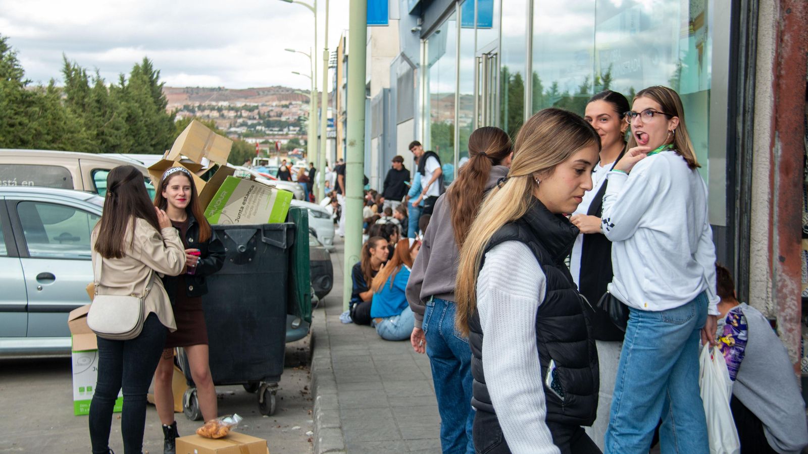 Multitud de jóvenes se concentran en las inmediaciones con la esperanza de entrar en la Copera