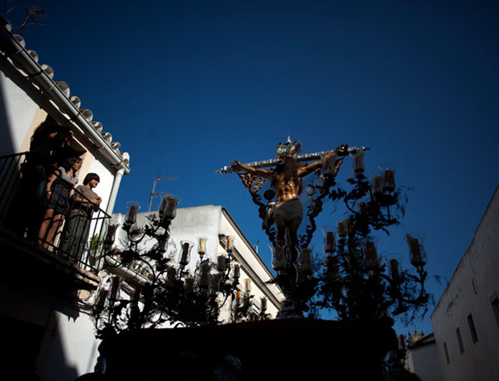 Un grupo de personas contempla el paso del Cristo de la Expiración.

Foto: Emilio Morenatti