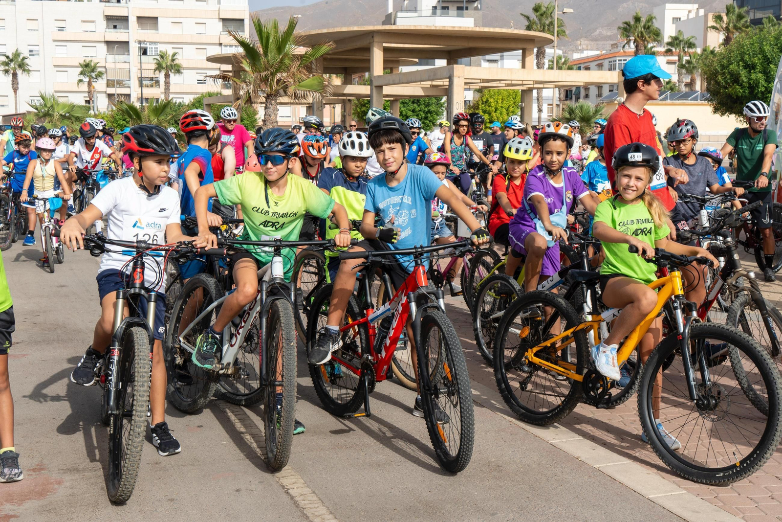 La procesión de la Virgen del Mar por las calles de Adra, en imágenes