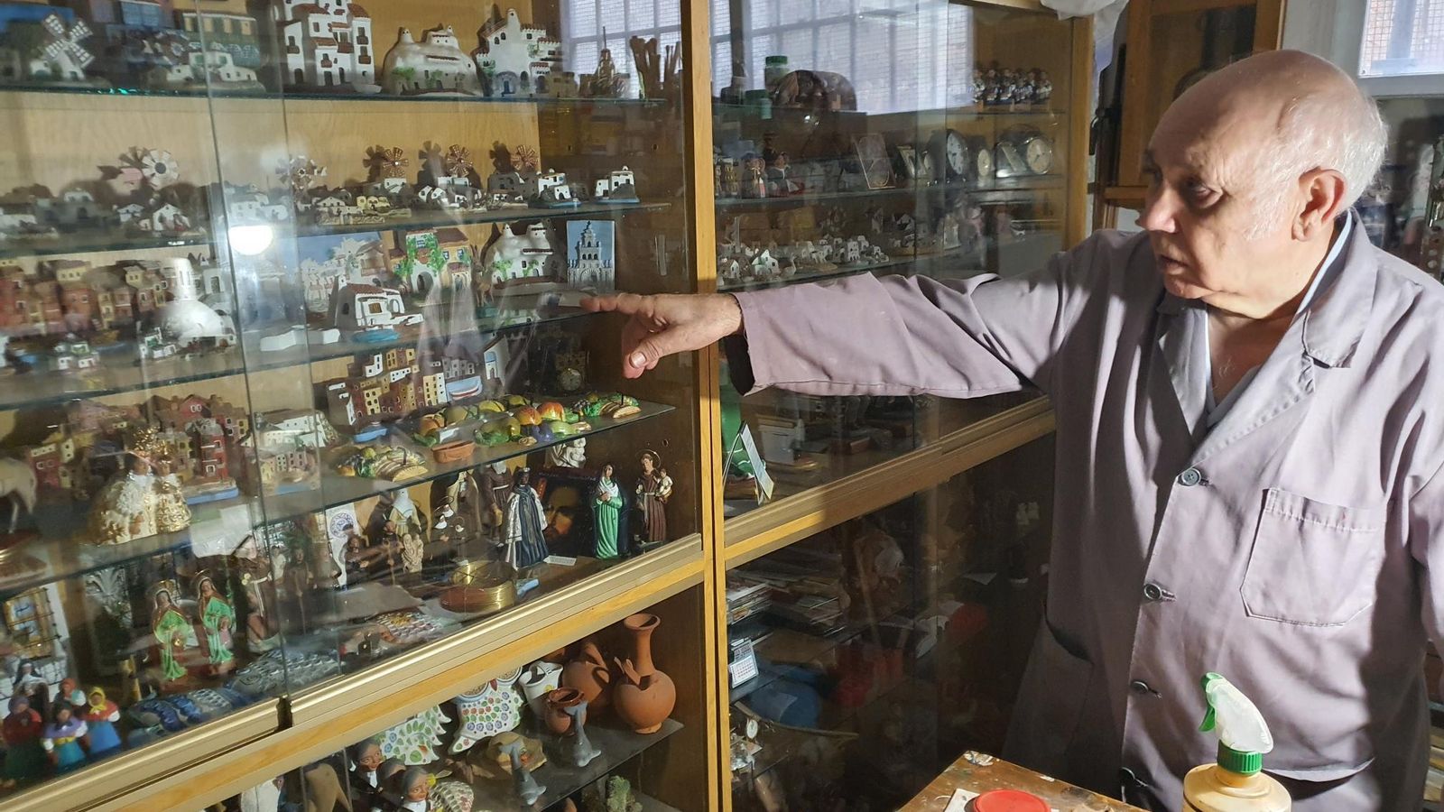 José Miranda enseña sus piezas de cerámica