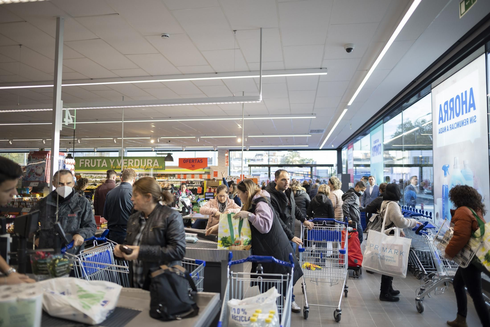 Imágenes de la inauguración del nuevo ALDI en la avenida de Andalucía
