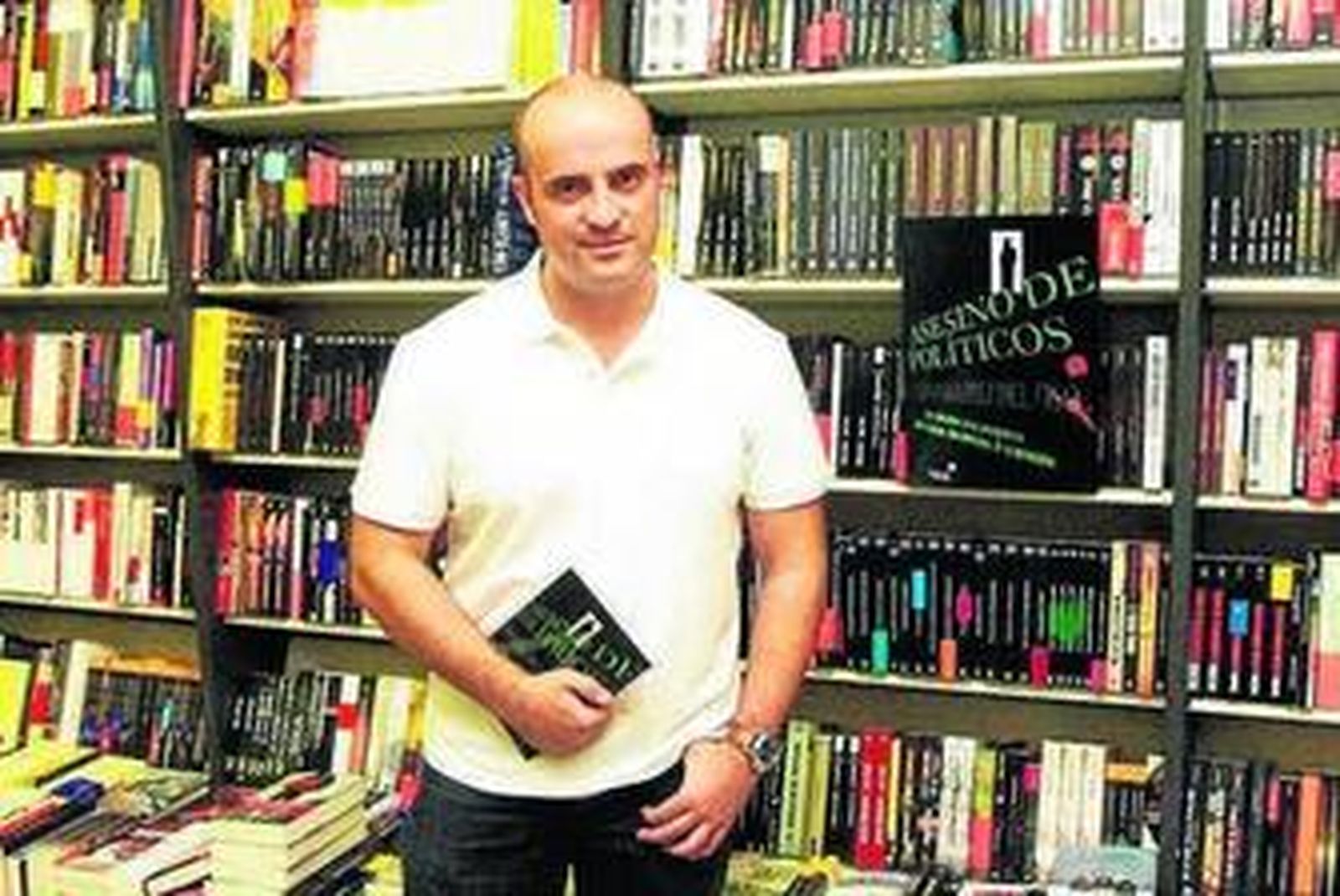 Fernando López del Oso ayer con su libro en la Librería Picasso.