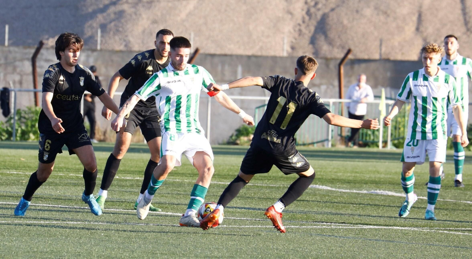 Marc Esteban (Córdoba B), rodeado de varios jugadores del Ceuta B.
