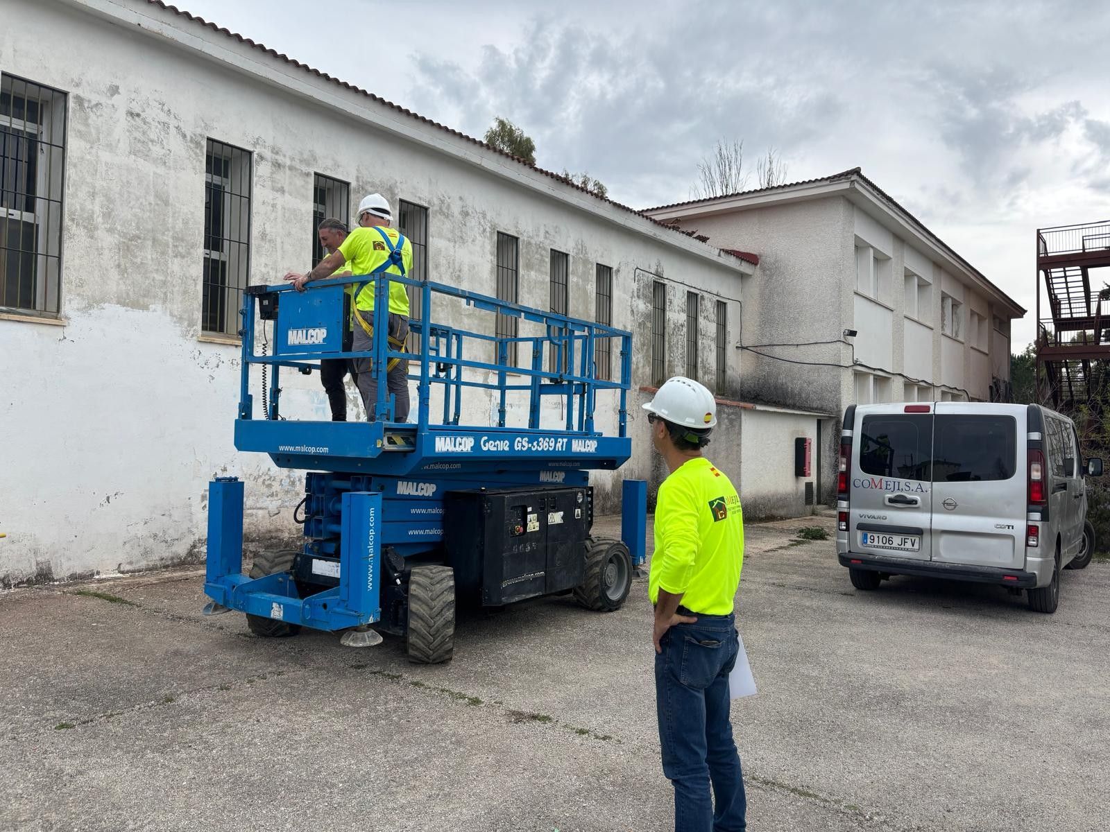 Operarios realizando los trabajos.