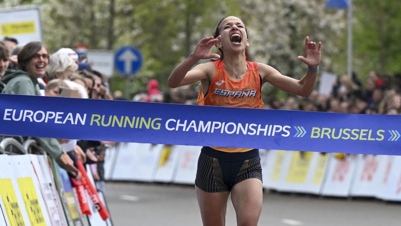 Fátima Ouhaddou cruza la línea de meta para proclamarse campeona de Europa de maratón.