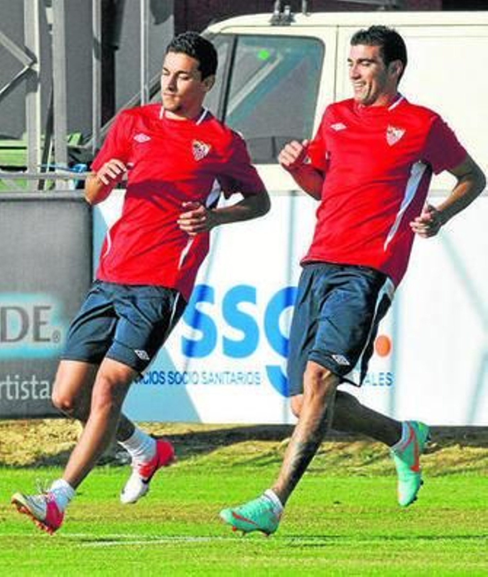 Jesús Navas y Reyes, sonriente, durante el calentamiento de ayer.