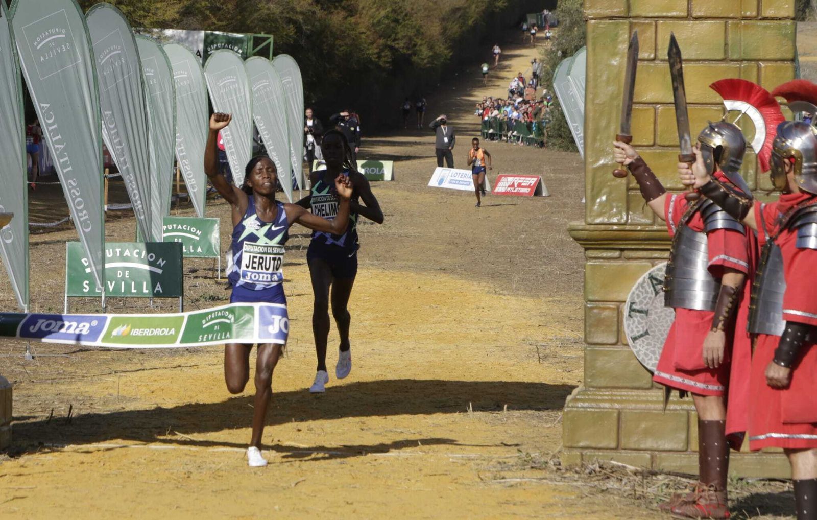 La keniana Jeruto cruza primera la línea de meta ante Chelimo.