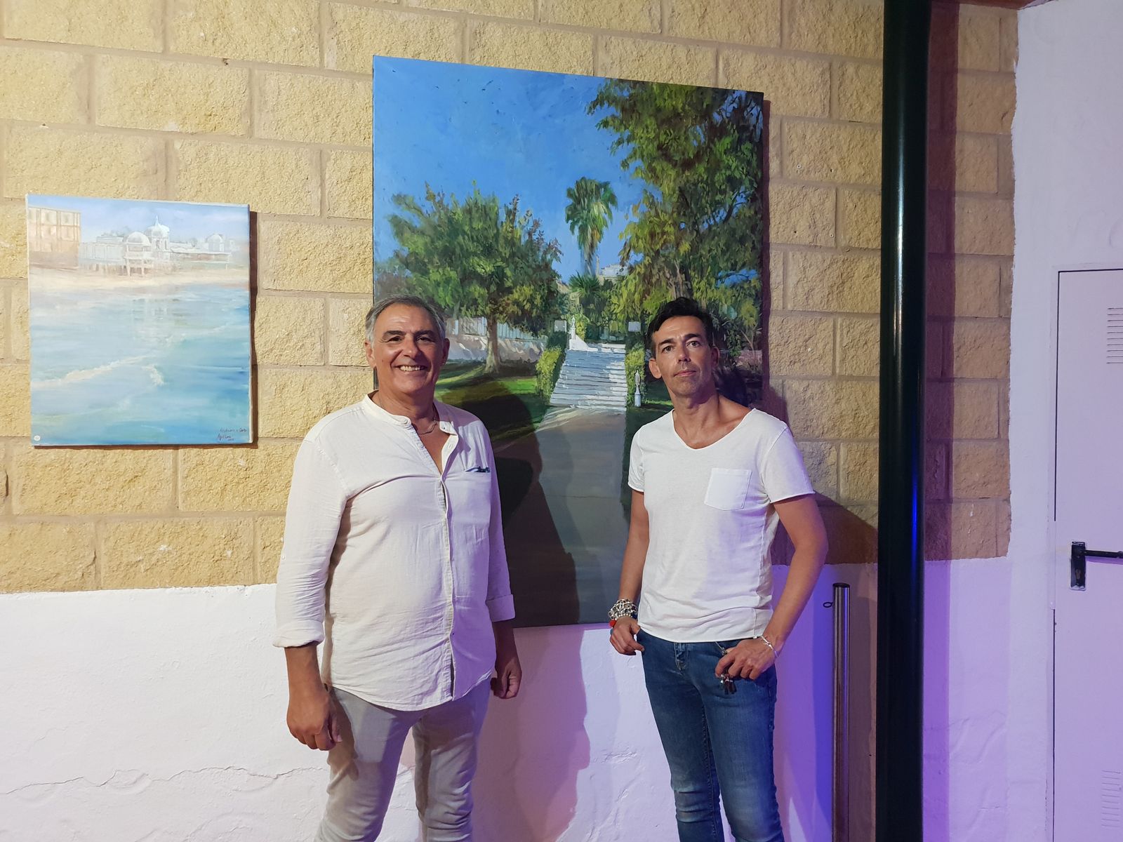 El pintor portuense Ángel Lara, en su exposición junto al concejal David Calleja.