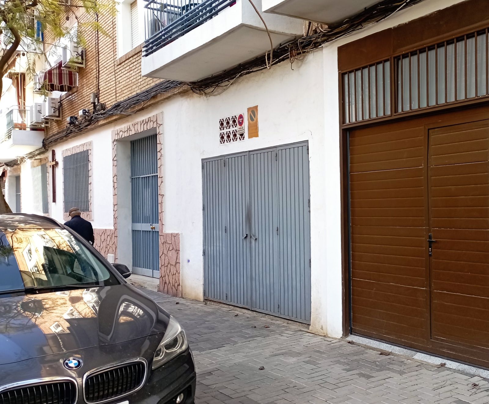 Almuñécar debatirá si los titulares de los vados pueden aparcar delante de su cochera para paliar la falta de aparcamiento