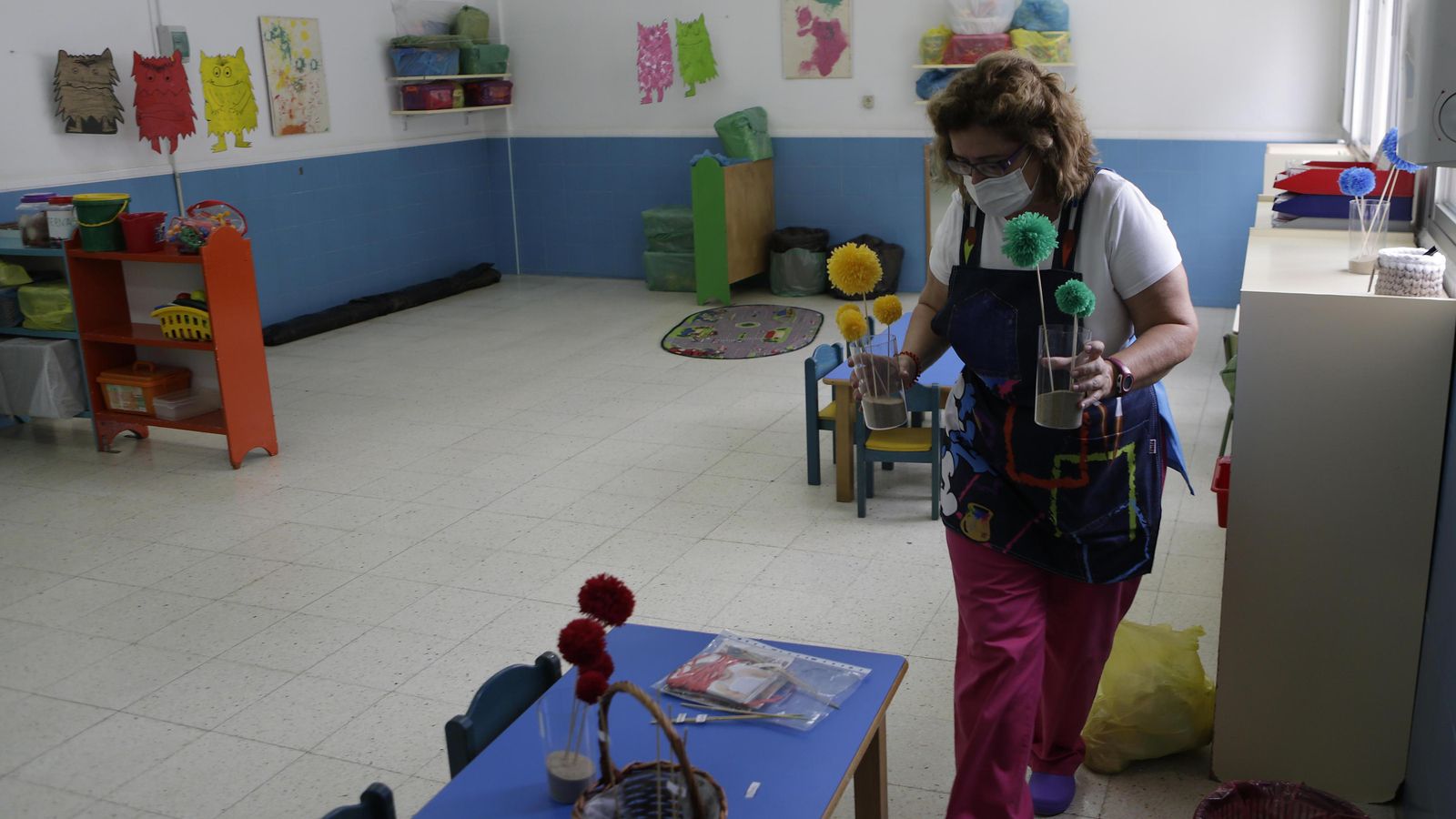 Una monitora de Infantil prepara el aula de una guardería.