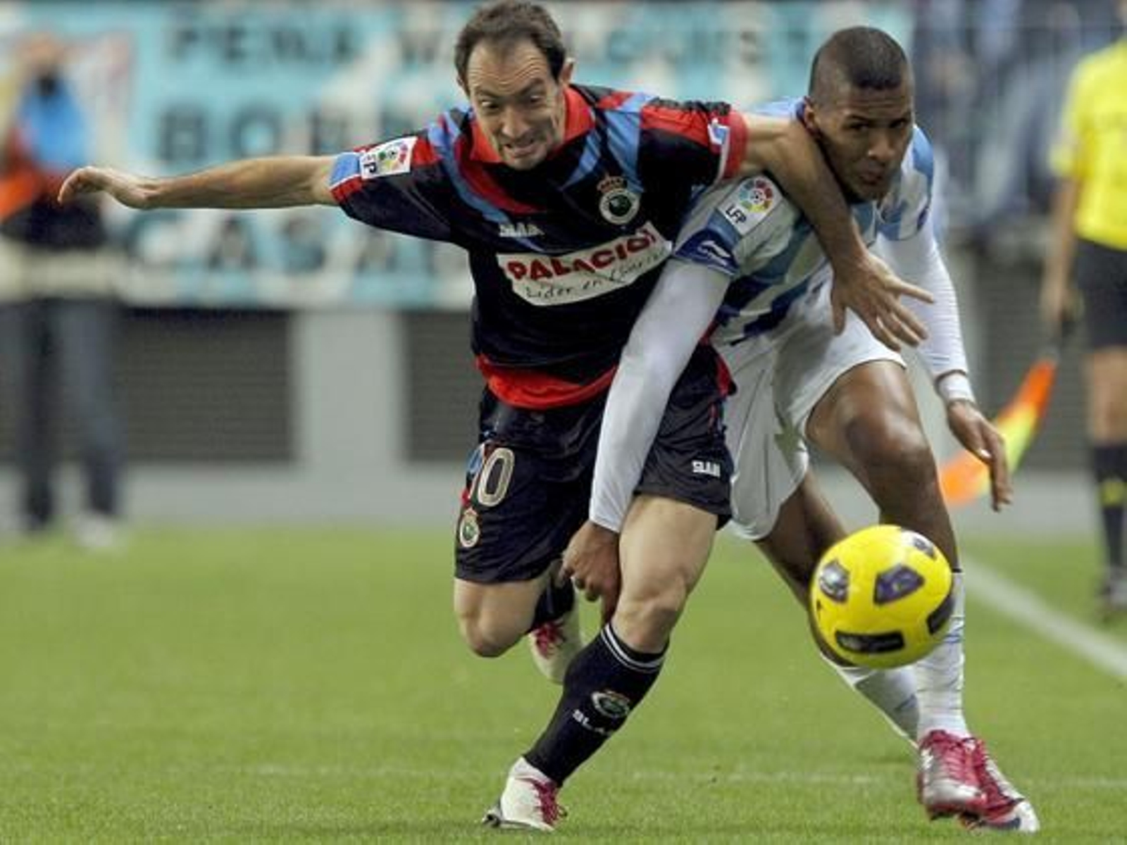 El Málaga recobra el pulso después de golear en casa 4-1 al Racing de Santander. / EFE