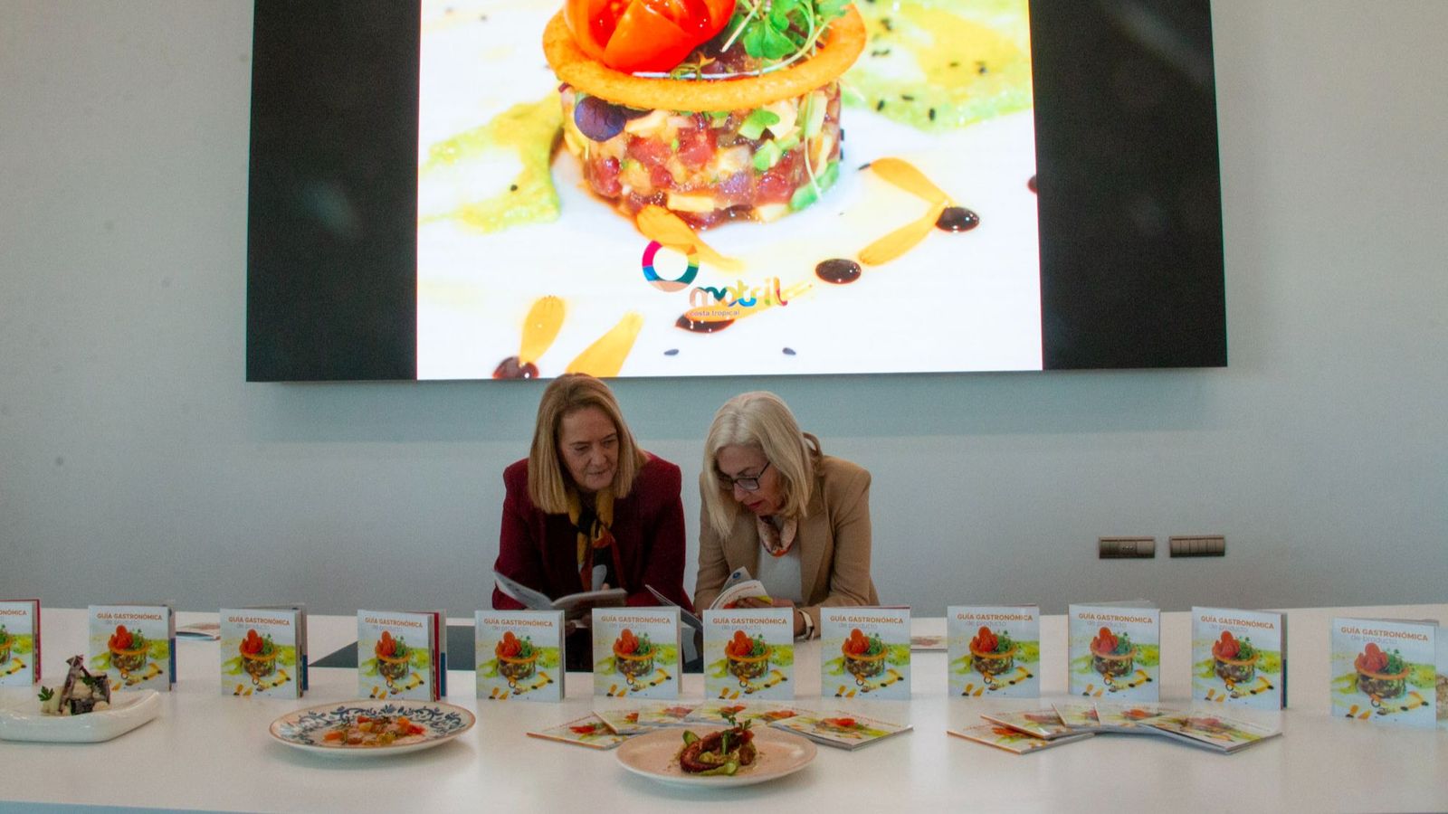 La alcaldesa y la concejal de Turismo presentando la nueva guía