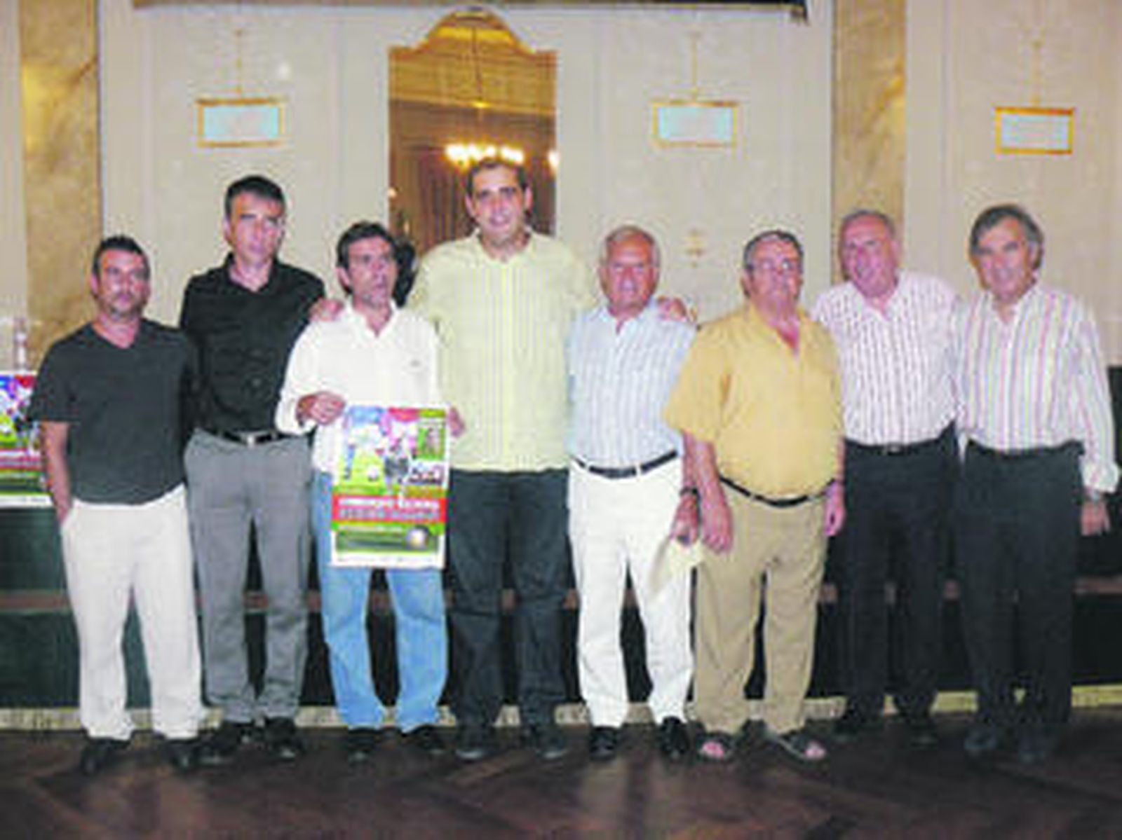 Fernández Borbalán, Quique Garrido, Juanjo Alonso, y Paquitico, en el centro, acompañados por otros miembros de la comisión organizadora.