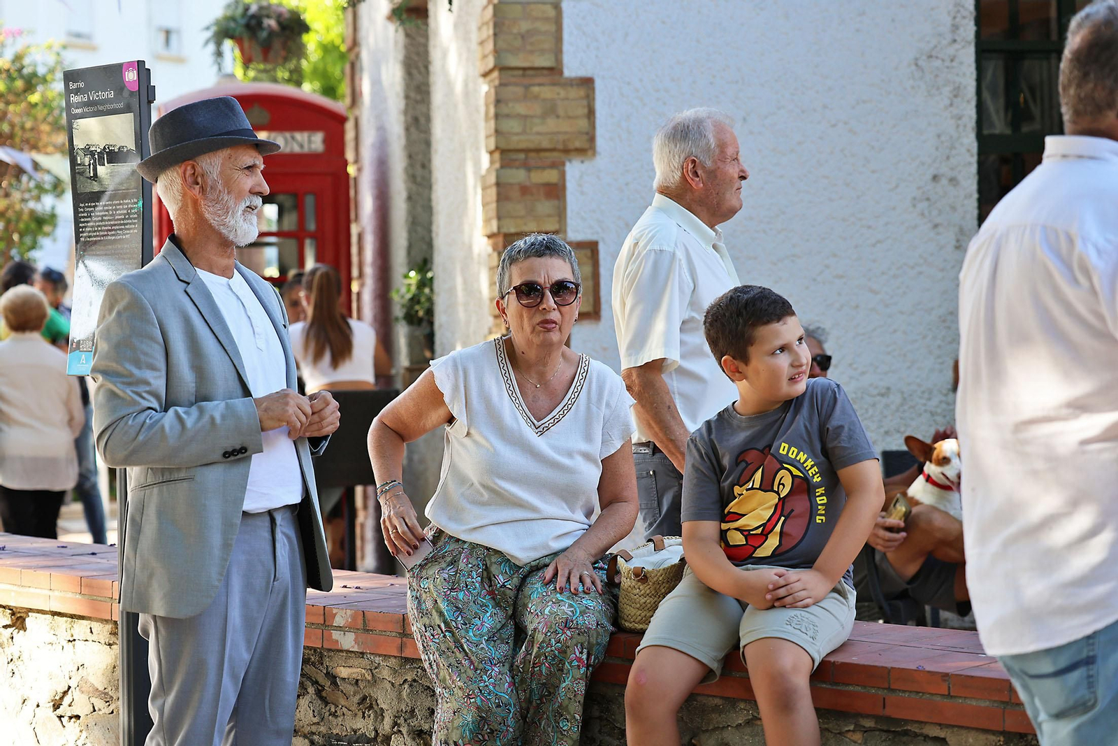 Imágenes de la colocación de la Corona Real del Barrio Reina Victoria