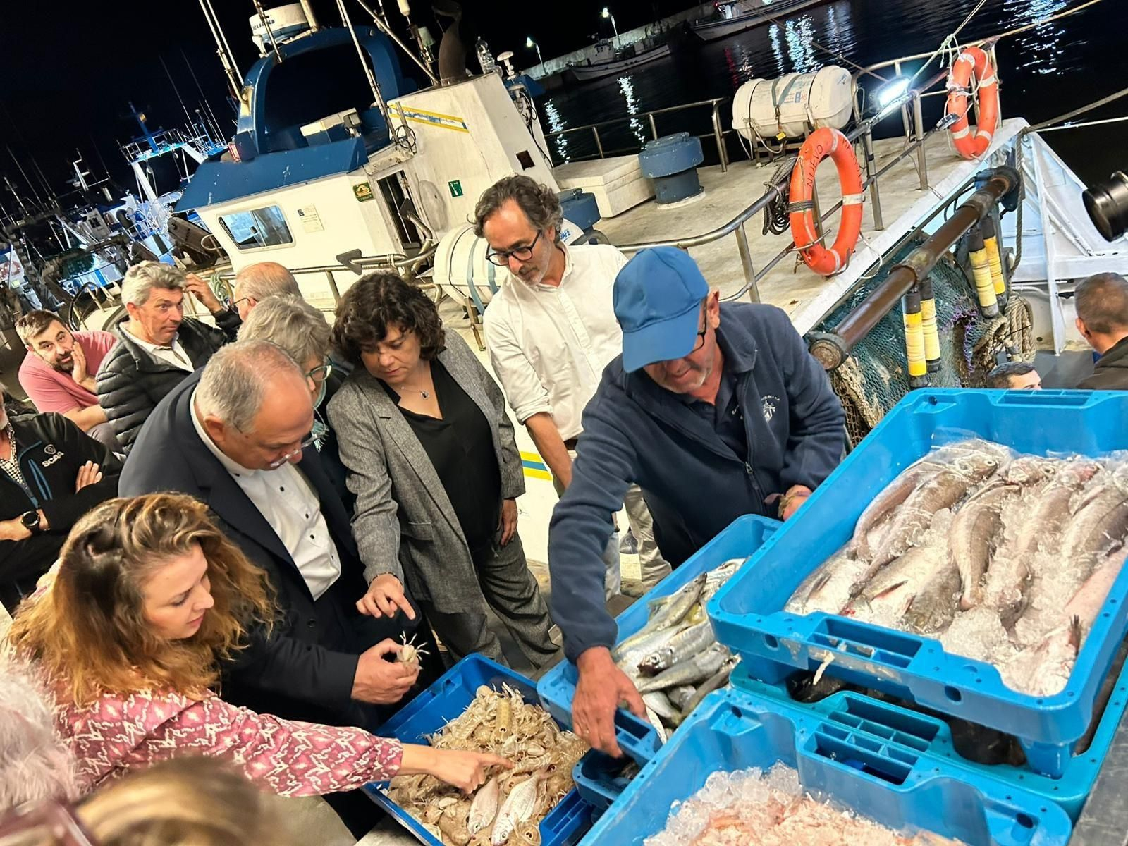 El comisario de Pesca y Océanos de la Unión Europea, Costas Kadis, supervisa el género capturado en Bonanza.